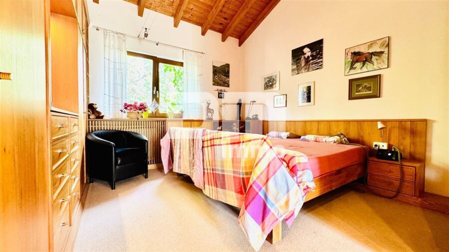 Zwei hochwertige Premium Doppelhaushälften im Paket auf großem Gewerbegrundstück - Schlafzimmer mit Ankleide / Zugang Terrasse
